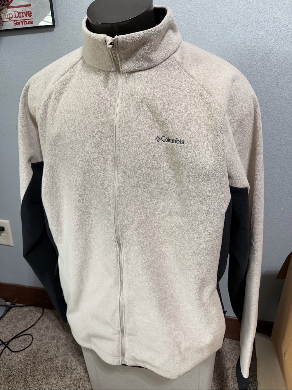 Columbia Men's XXL Zip-Up Fleece Jacket in Light Gray with Black Panels